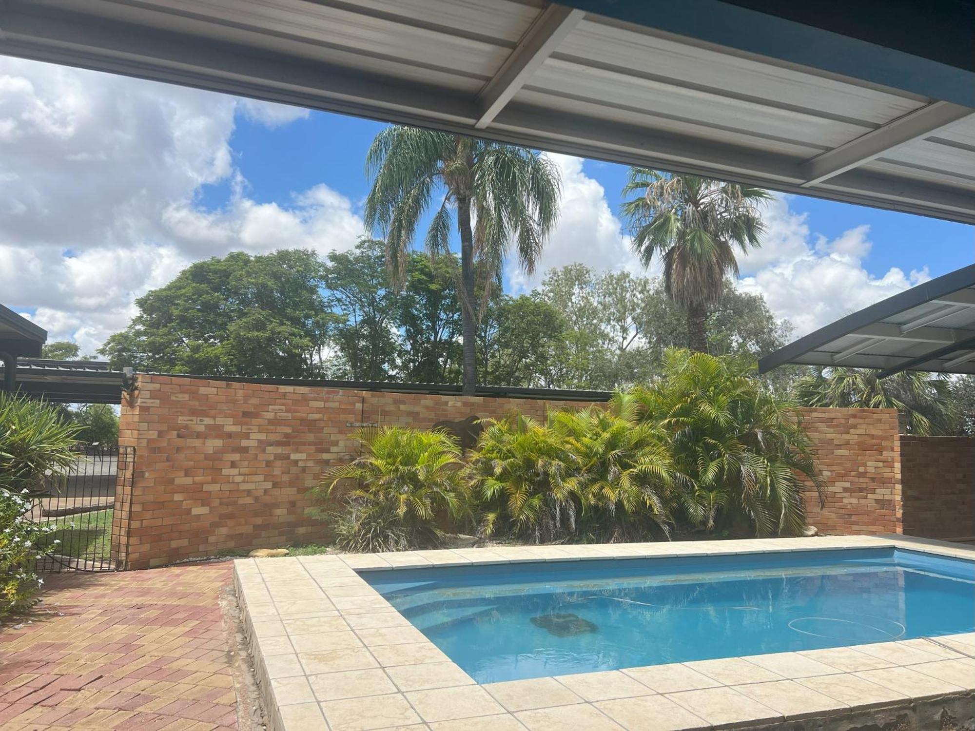 Jumbuck Motor Inn - Pool - Pet Friendly Section - King Beds Longreach Exterior photo